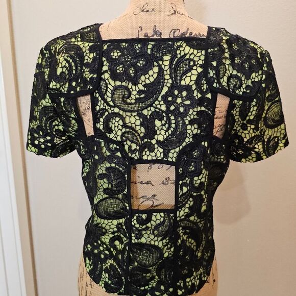 NWOT Endless Rose Cropped Lace Overlay Top with 3 squares on the back Sice Small - Picture 2 of 4